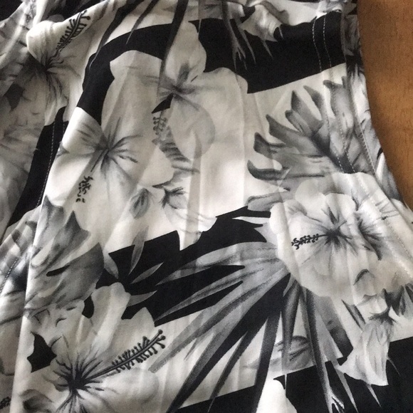 ❇️4/$20 Sleeveless Vest/Coverup - Picture 4 of 5